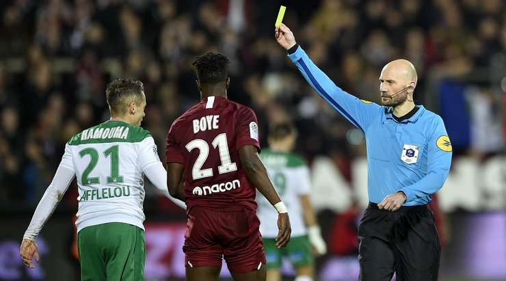 Trọng tài ngày hôm nay, Antony Gautier quyết định phạt thẻ vàng đối với Romain Hamouma (St Etienne) vì một pha tắc bóng thô bạo.