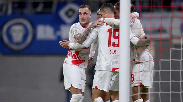 Yussuf Poulsen (RB Leipzig) nhận một đường chuyền sát thủ, đặt anh vào thế đối mặt với thủ môn và anh đã bình tĩnh đưa bóng vào lưới.