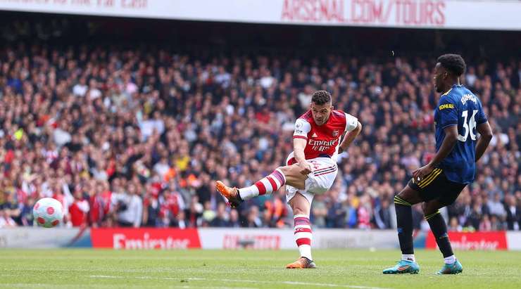 Một khoảnh khắc đẹp mắt! Granit Xhaka (Arsenal) lấy bóng và tung một cú sút mạnh từ xa. Đó là một quyết định sáng suốt và pha dứt điểm vừa rồi đã đi thẳng vào phía trong cột dọc bên phải. Thủ môn David de Gea chỉ có thể lắc đầu trong tuyệt vọng! Tỉ số đã được nâng lên 3:1.