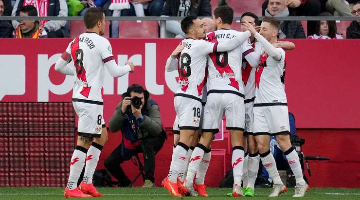 VÀO! Sergio Camello (Rayo Vallecano) cướp lấy quả bóng tại rìa vòng cấm sau một sai lầm tai hại của hàng thủ đối phương tung cú sút mạnh vào lưới. Tỉ số lúc này là 0:1.