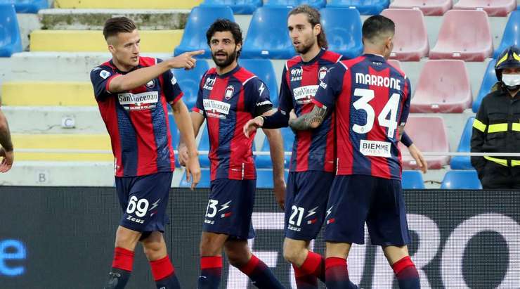 Arkadiusz Reca (Crotone) đón được quả tạt và dứt điểm trong vòng cấm, cú sút chìm của anh đã đưa bóng vào góc thấp bên phải khung thành!