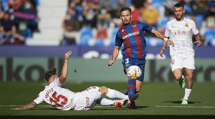 Pablo Maffeo (Mallorca) nhận một chiếc thẻ vàng rõ ràng. Trọng tài không có sự lựa chọn nào khác trong tình huống đó.
