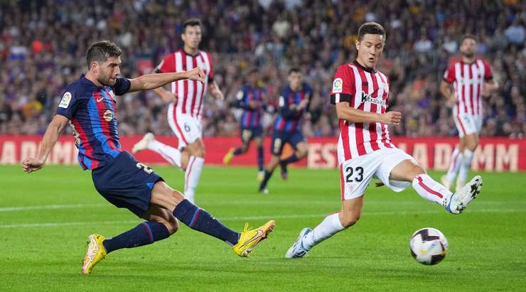 Vào! Sergi Roberto (Barcelona) tung một cú sút trong vòng cấm và pha dứt điểm bị chệch hướng và đi qua thủ môn. 2:0.