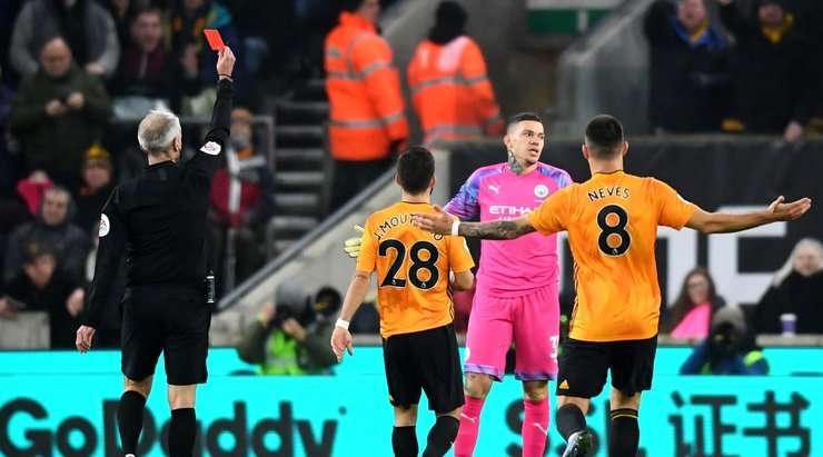 Santana De Moraes (Manchester City) bị truất quyền thi đấu! Chiếc thẻ đỏ không hề oan ức với tình huống va chạm rất mạnh vừa rồi của anh.