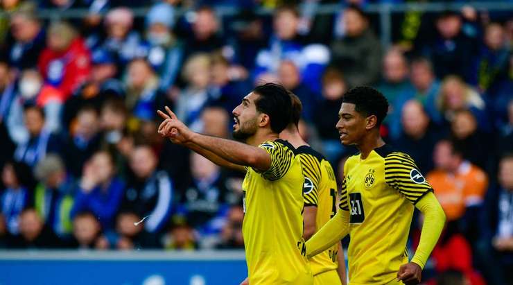 Vào! Emre Can (Dortmund) tinh quái dừng lại một nhịp trước khi sút, chờ cho thủ môn Stefan Ortega đổ người trước khi bình tĩnh đưa bóng vào góc thấp bên phải.
