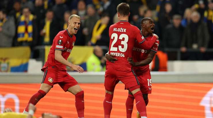 Vào! Adam Hlozek (Bayer Leverkusen) đã có mặt đúng lúc đúng chỗ để lấy bóng bật ra trong vòng cấm, và anh ấy sút bóng vào chính giữa mành lưới. Tỉ số là 1:4.