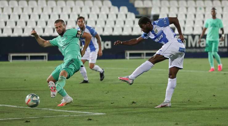 Vào! Đường trả bóng về tuyến hai từ đường biên ngang của Jonathan Silva kiến tạo cơ hội cho Roger Assale (Leganes) dễ dàng sút chìm, đưa bóng vào chính giữa khung thành. 2:2.