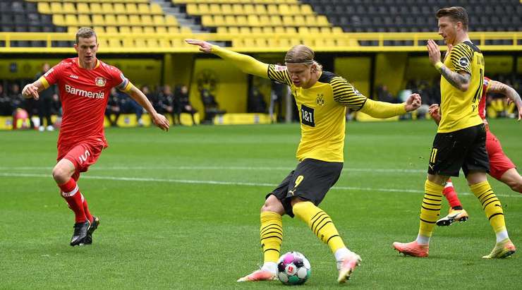 Erling Haaland (Dortmund) nhận một đường chuyền thú vị bên trong vòng cấm và anh tung một cú sút chìm chuẩn xác vào góc thấp bên phải khung thành. Một pha dứt điểm rất hiểm!