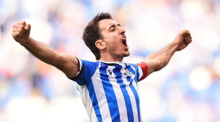 Mikel Oyarzabal (Real Sociedad) dễ dàng chuyển hóa quả phạt đền với cú sút vào góc thấp bên trái, bóng đập cột dọc vào lưới. Stole Dimitrievski đã hoàn toàn bó tay trong tình huống vừa rồi.