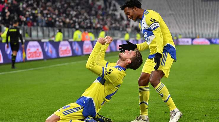 Vào! Arthur treo một đường bóng sắc sảo vào vòng cấm theo hướng di chuyển của Daniele Rugani (Juventus). Cầu thủ này bật lên rất cao để tung một cú đánh đầu căng như kẻ chỉ từ giữa vòng cấm vào góc thấp bên trái khung thành. Thủ môn Wladimiro Falcone đã không có cơ hội nào để cản phá. 2:0!