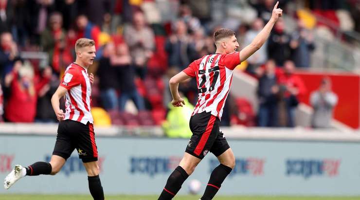 Vào! Vitaly Janelt (Brentford) đón bóng bật ra và từ rìa vòng cấm, anh ấy tung một cú sút đi vào phía trong cột dọc bên trái. Tỉ số là 2:1.