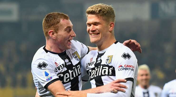 Vào! Andreas Cornelius (Parma) đã có mặt đúng lúc đúng chỗ để lấy bóng bật ra trong vòng cấm, và anh ấy sút bóng vào nóc lưới. Tỉ số là 2:0.