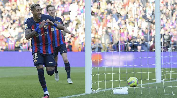 Sergio Busquets trình diễn kĩ thuật xuất sắc và treo một đường bóng bổng đẹp mắt vào trong vòng cấm. Raphinha (Barcelona) ghi tên anh lên bảng điện tử bằng cách đánh đầu gọn gàng đưa bóng vào nóc lưới – 1:0.