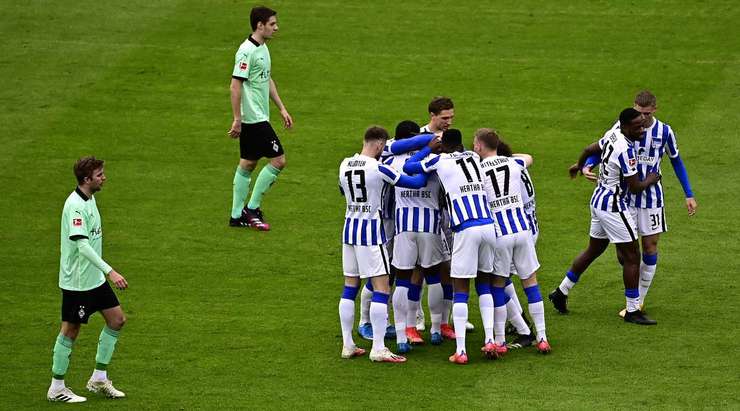 Một pha bóng tinh tế của Santiago Ascacibar (Hertha Berlin), anh nhận một đường chuyền chuẩn xác và và sút một chạm từ rìa vòng cấm vào góc cao bên phải khung thành!