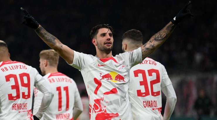 Dominik Szoboszlai (RB Leipzig) xâm nhập vòng cấm trước khi nhận một đường chuyền tuyệt vời của đồng đội và tung một cú sút chuẩn xác để đánh bại thủ môn. Quả bóng bay vào góc thấp bên trái khung thành.