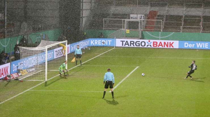 Vào! Fin Bartels (Holstein Kiel) tinh quái dừng lại một nhịp trước khi sút, chờ cho thủ môn Manuel Neuer đổ người trước khi bình tĩnh đưa bóng vào góc thấp bên phải.