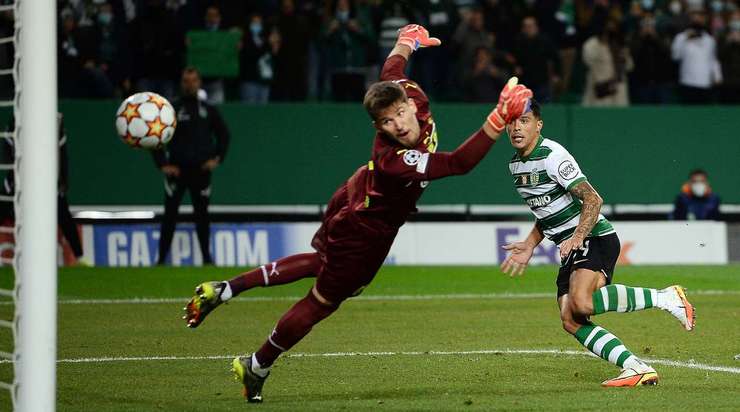 Pedro Porro (Sporting) đón bóng bật ra trong vòng 5m50 và đánh đầu. Pha dứt điểm của anh đã đưa được bóng vào sát phía trong cột dọc bên trái, và vì vậy, tỉ số đã được nâng lên 3:0.