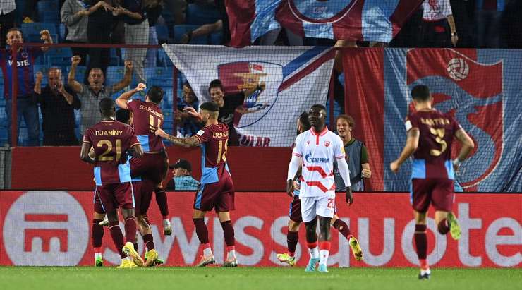 Vààààào! Trezeguet vượt qua sự đeo bám của một hậu vệ trước khi căng ngang đến vị trí mà Marek Hamsik (Trabzonspor) đã pha trà ngồi chờ sẵn, anh bật cao đánh đầu từ cự ly gần, đưa bóng vào góc phải khung thành. Tỉ số là 1:0.