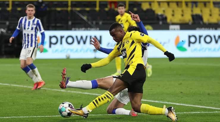 Vào! Youssoufa Moukoko (Dortmund) len lỏi qua các cầu thủ đối phương trước khi tung một cú sút tuyệt diệu từ rìa vòng cấm vào góc thấp bên trái mành lưới. Thủ môn Rune Jarstein đã không có cơ hội nào để chạm vào quả bóng. Tỉ số là 2:0.