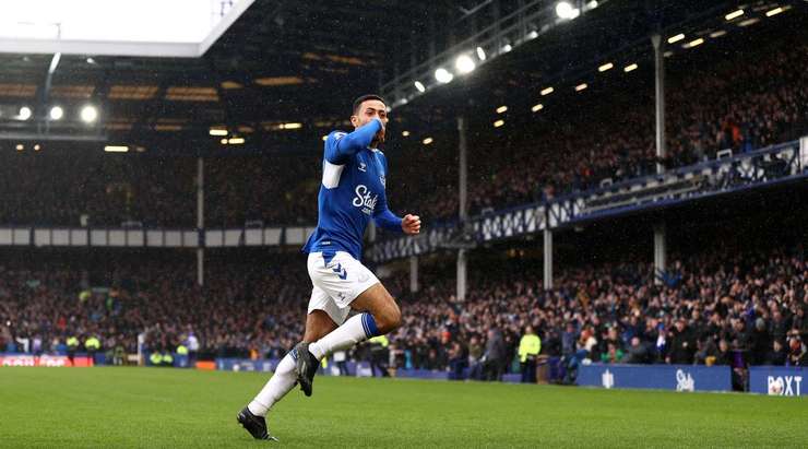 Một đường chuyền rất thông minh của đồng đội đặt Dwight McNeil (Everton) vào một vị trí rất thuận lợi và anh sút bóng lạnh lùng vào mé trong cột dọc bên phải!