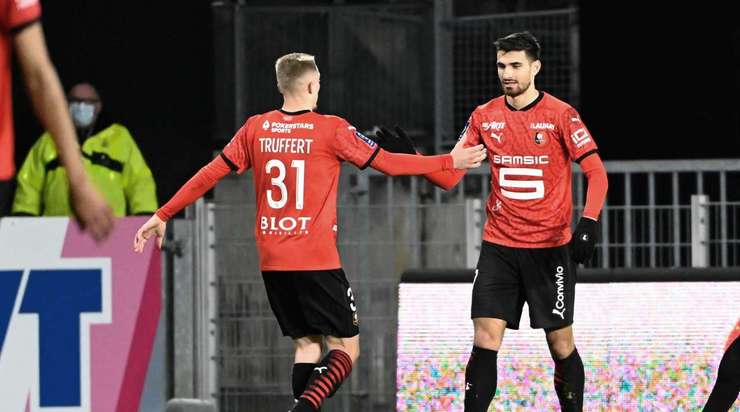 Một khoảnh khắc đẹp mắt! Martin Terrier (Rennes) lấy bóng và tung một cú sút mạnh từ xa. Đó là một quyết định sáng suốt và pha dứt điểm vừa rồi đã đi thẳng vào góc cao bên phải khung thành. Thủ môn Walter Benitez chỉ có thể lắc đầu trong tuyệt vọng! Tỉ số đã được nâng lên 1:1.