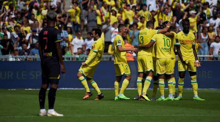 Vào! Moses Simon (Nantes) chớp cơ hội sau một tình huống bóng bật ra trong vòng cấm và đánh bại thủ môn với một cú sút thẳng vào nóc lưới. Tỉ số đã được nâng lên: 3:1.