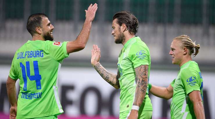 Nó đã đi vào lưới! Xaver Schlager tung một đường chuyền đến Daniel Ginczek (Wolfsburg), và anh ấy dễ dàng đưa bóng vào lưới trống. Tỉ số là 2:0.