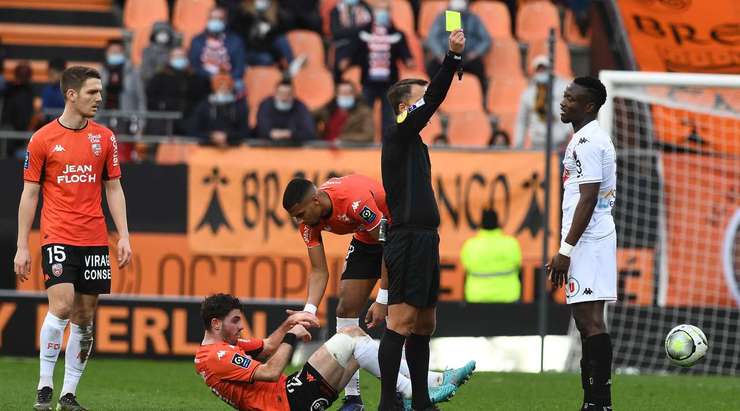 Casimir Ninga (Angers) nhận thẻ vàng sau khi pha phạm lỗi của anh không qua được mắt trọng tài.