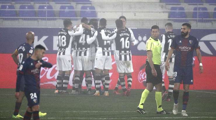 Gonzalo Melero (Levante) đón bóng từ quả phạt góc được treo vào sâu bên trong vòng cấm và đánh bại thủ môn với một cú sút ở cự li gần vào góc phải phía dưới.