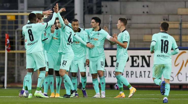 Breel Embolo (B. Monchengladbach) có rất nhiều khoảng trống sau khi đón một đường chuyền chính xác trong vòng cấm. Anh không do dự tung một cú sút tuyệt vời, đưa bóng vào góc thấp bên phải cầu môn.