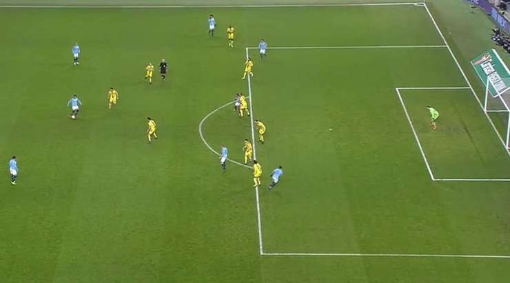 Vàoo! Không chờ đã, nó đã bị thổi phạt việt vị. Riyad Mahrez (Manchester City) không đồng ý, nhưng trợ lý trọng tài chắc chắn về quyết định của mình.