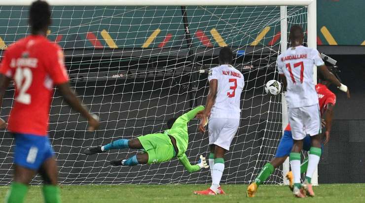 Vào! Từ ngoài vòng cấm địa, Ablie Jallow (Gambia) kiểm soát gọn gàng một đường chuyền chính xác từ Musa Barrow. Anh quan sát nhanh và tung một cú sút không thể cản phá đi thẳng vào góc phải khung thành. Tỉ số là 0:1.