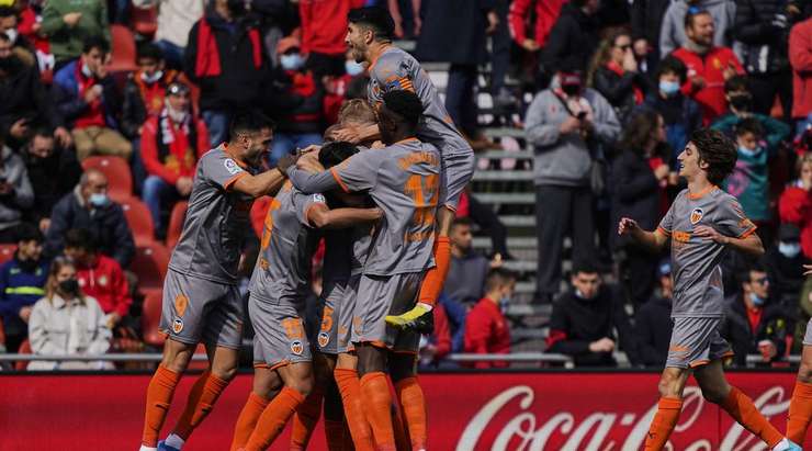 Một tình huống bóng bật ra đến chân của Gabriel Paulista (Valencia) và cầu thủ này ngay lập tức đưa nó vào lưới. Đó là một cú ra chân cực tốt. Sergio Rico đã không thể làm gì trước cú sút quá căng, bóng đi dội phần trên của cột dọc bên phải vào lưới. Tỉ số đã được thay đổi thành 0:1.