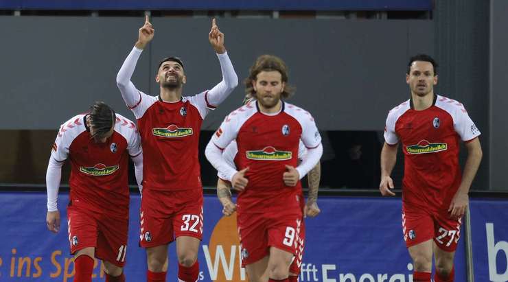 Vincenzo Grifo (Freiburg) chuyển hóa thành công quả phạt đền với một cú sút đẹp mắt vào mép trong cột dọc bên phải.
