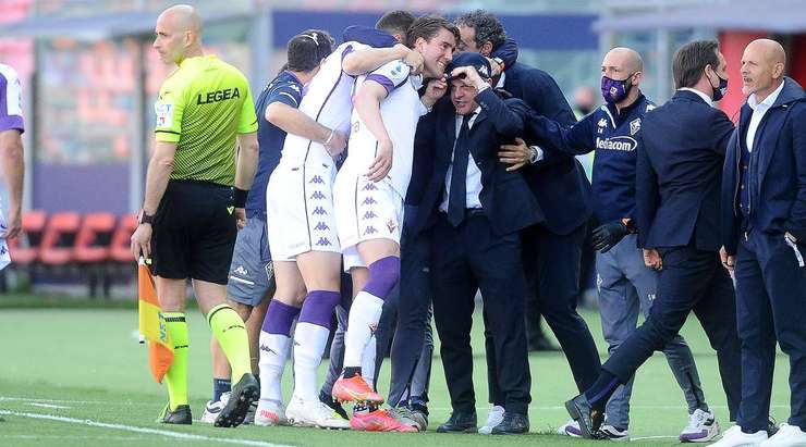 Dusan Vlahovic (Fiorentina) ghi bàn từ quả phạt góc. Quả bóng trôi qua vòng cấm đến Dusan Vlahovic (Fiorentina) và anh ấy sút bóng qua thủ môn vào lưới.