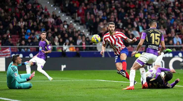 Vào! Mario Hermoso (Atl. Madrid) chớp cơ hội sau một tình huống bóng bật ra trong vòng cấm và đánh bại thủ môn với một cú sút vào mé trong cột dọc bên trái. Tỉ số đã được nâng lên: 3:0.