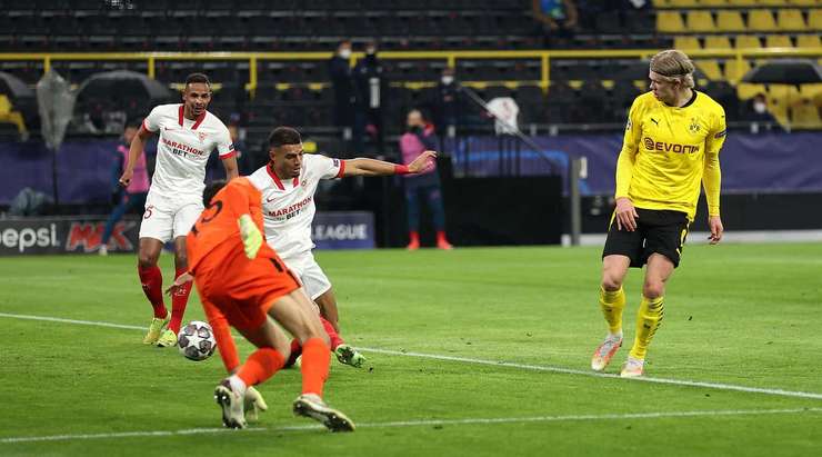 Vào! Marco Reus kiến tạo cho Erling Haaland (Dortmund) người đệm bóng vào lưới trống. Anh ấy thay đổi tỉ số thành 1:0.