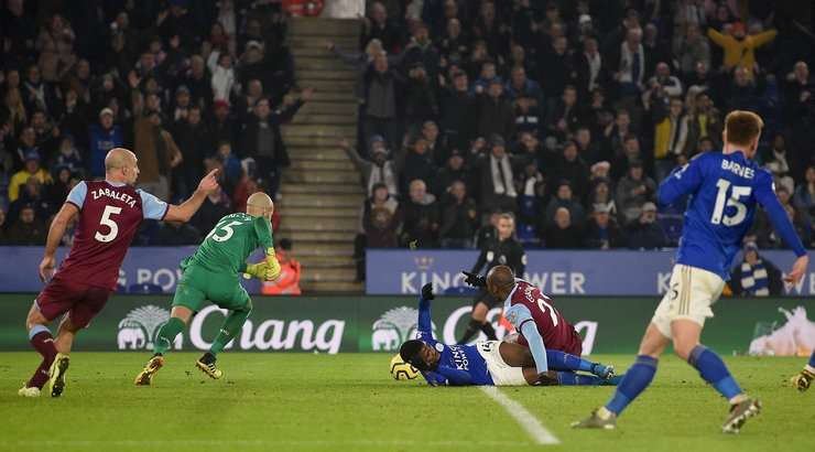 David Coote rút ra một chiếc thẻ vàng dành cho Angelo Ogbonna (West Ham) vì pha tắc bóng thô bạo.