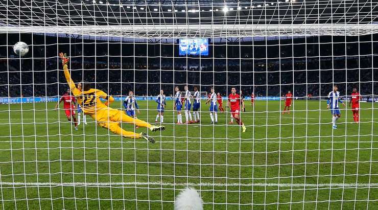 Mark Uth (Köln) ghi bàn từ quả đá phạt đưa bóng vào góc phải phía trên. Một cú sút tuyệt vời!