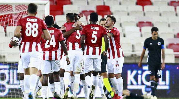 Leke James (Sivasspor) hoàn toàn không bị ai theo kèm và trong tư thế đối mặt với thủ môn, anh đã làm cho nóc lưới phải tung lên. Một cú sút thật sự không thể cản phá!