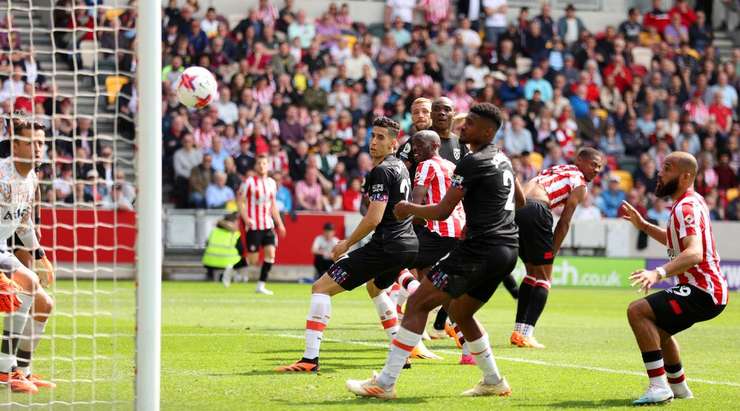 Pha dứt điểm đầu tiên của Ben Mee không thành công, nhưng từ trong vòng 5m50, Yoane Wissa (Brentford) ập vào đánh đầu bồi, đưa bóng vào nửa bên trái khung thành. Tỉ số đã được nâng lên 2:0!