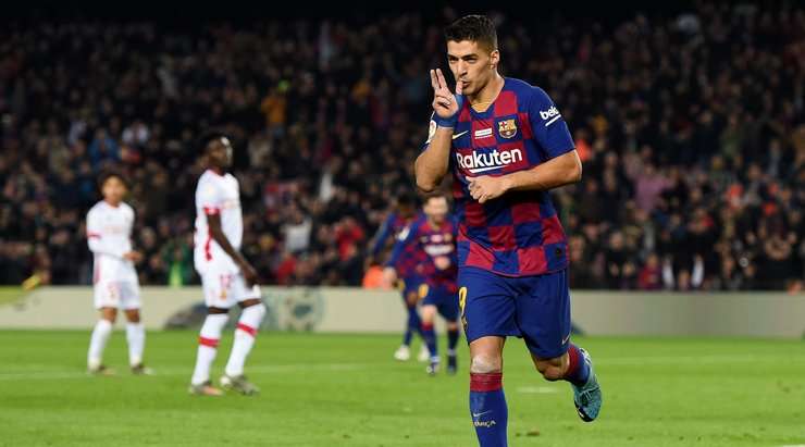 VÀO! Luis Suarez (Barcelona) kết thúc một đợt lên bóng tuyệt vời bằng một bàn thắng giật gót điệu nghệ. Bàn thắng được kiến tạo bởi Frenkie de Jong với một đường chuyền xuất sắc. 4:1.
