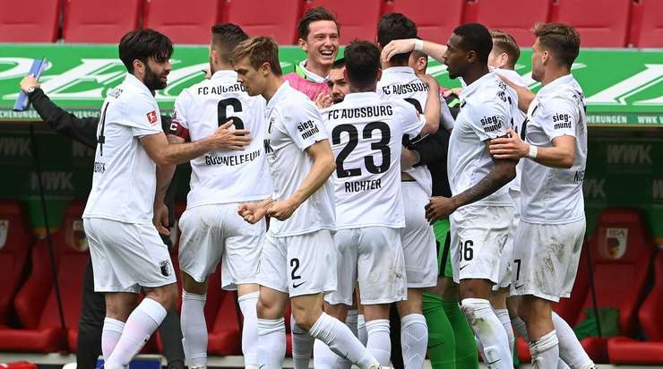Sau một tình huống tranh chấp bên trong vòng cấm, bóng đến chỗ Rani Khedira (Augsburg) và cầu thủ này tung một cú sút nhẹ nhưng hiểm hóc, đưa bóng đi trúng chân cột dọc bên phải vào lưới.