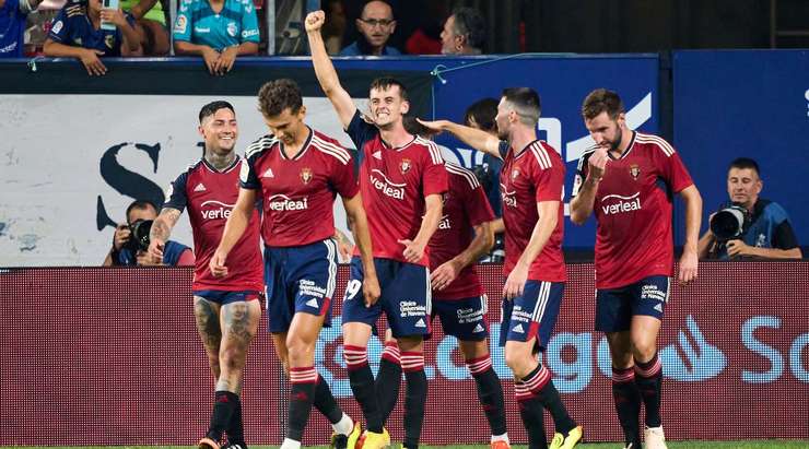 Vào! Bono đã chạm được những đầu ngón tay vào bóng sau cú sút của Aimar Oroz (Osasuna), nhưng chừng đó thôi không đủ ngăn trái bóng đi vào góc thấp bên trái khung thành.