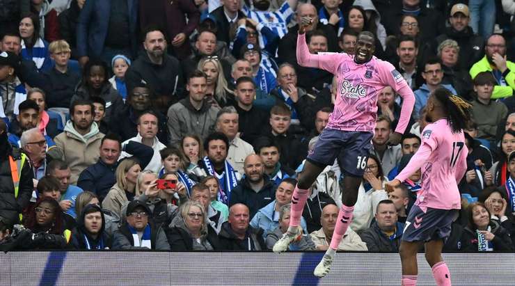 Đã có bàn thắng! Abdoulaye Doucoure (Everton) trình diễn kĩ thuật tuyệt vời của mình với một cú vô-lê trong vòng cấm vào góc phải khung thành. Công kiến tạo thuộc về Dwight McNeil và tỉ số là 0:2.
