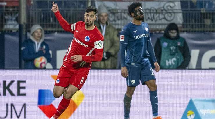 Vào! Suat Serdar (Hertha Berlin) đã không do dự tung cú sút ngay ngoài vòng cấm. Đó là một cú sút căng tuyệt đẹp vào góc thấp bên trái khung thành, đánh bại thủ môn đối phương.