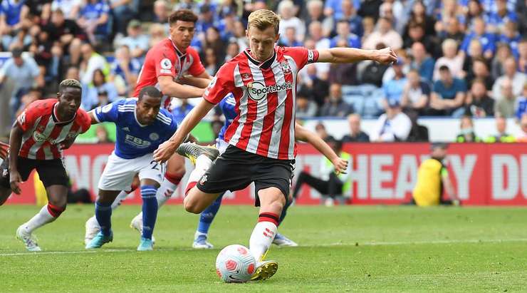 Vào! James Ward-Prowse (Southampton) giành chiến thắng trên chấm phạt đền bằng một cú sút không thể cản phá, vượt qua tầm với của thủ môn Kasper Schmeichel vào góc trái khung thành.