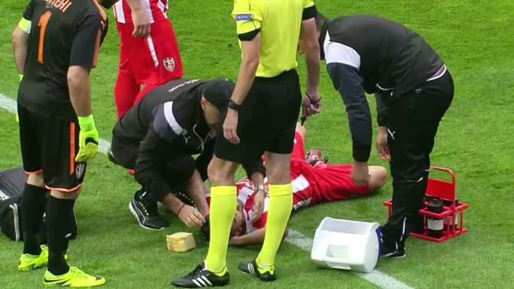 Kristi Vangjeli (Skenderbeu Korca) đang nằm sân trong đau đớn và anh cần sự chăm sóc y tế. Chúng ta vẫn chưa thể xác định được mức độ nghiêm trọng của chấn thương vừa rồi.