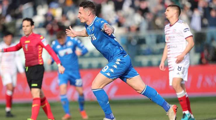 Vào! Một đường chọc khe tuyệt vời của Nedim Bajrami mở ra khoảng trống cho Andrea Pinamonti (Empoli) ngay trong vòng cấm, và anh đã không phạm bất kỳ sai lầm nào khi sút mạnh quả bóng về góc thấp bên phải khung thành. Tỉ số là 1:0.