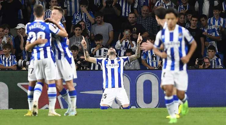 Diego Rico (Real Sociedad) nhận một đường chuyền thú vị bên trong vòng cấm và anh tung một cú sút trái phá chính xác vào phía trong cột dọc bên phải. Một pha dứt điểm tuyệt đẹp!